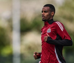 镜报：伊萨克将因为缺席对阵维拉的英超比赛而被罚款