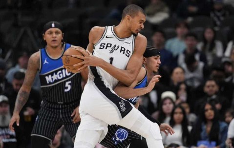 kaiyun-马刺双杀魔术升西部第二：文班25+8+4+5帽 完胜班凯罗19+10