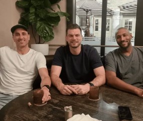 开云体育-吉诺比利晒出和斯普利特、迪奥合影：和老朋友们叙旧太棒了