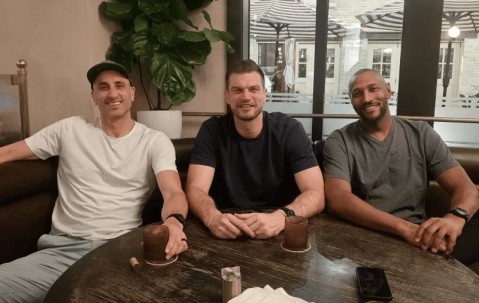 开云体育-吉诺比利晒出和斯普利特、迪奥合影：和老朋友们叙旧太棒了