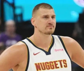 开云官网-约基奇半场投篮4中3，罚球5中4得到10分6篮板7助攻2抢断