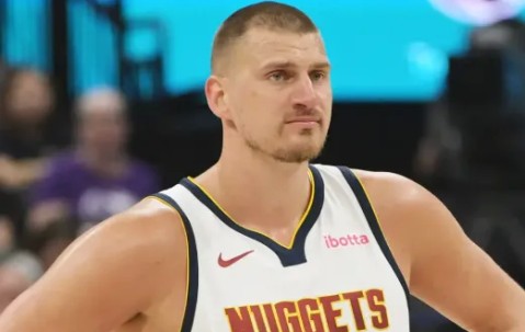 开云官网-约基奇半场投篮4中3，罚球5中4得到10分6篮板7助攻2抢断