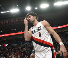 阿夫迪亚：因背伤我只能侧睡 但从小到大一直趴着睡 还需要适应